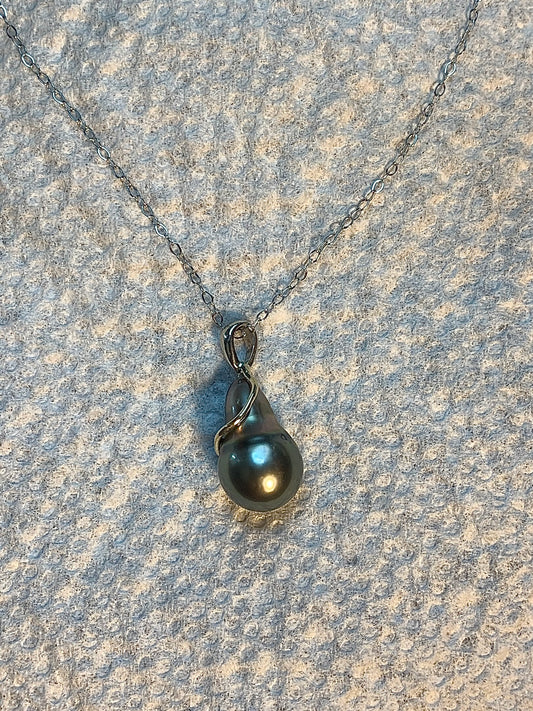 Beautiful Black Pearl 14K White Gold Necklace