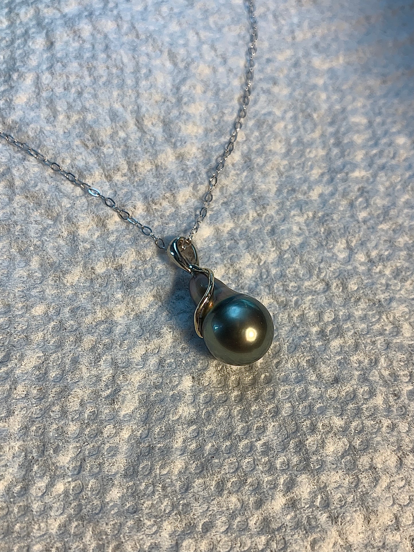 Beautiful Black Pearl 14K White Gold Necklace